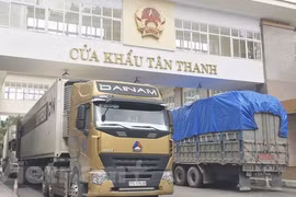  Xuất nhập khẩu hàng hóa tại cửa khẩu Tân Thanh, Lạng Sơn. (Ảnh: Vietnam+)