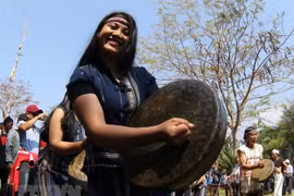 Những cô gái K’ho trong điệu cồng chiêng truyền thống. (Ảnh: Dương Giang/TTXVN)