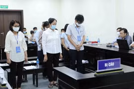 Các bị cáo nghe Viện kiểm sát công bố cáo trạng tại tòa. (Ảnh: An Đăng/TTXVN)