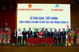 Ký kết bàn giao Cổng thông tin điện tử quỹ vaccine phòng COVID-19 giữa Tập đoàn Sovico và Ban Quản lý Quỹ vaccine phòng COVID-19. (Ảnh: Huy Hùng/TTXVN)