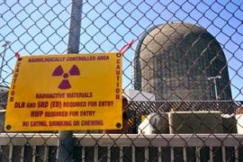 Một dấu hiệu cảnh báo chất phóng xạ được nhìn thấy trên hàng rào xung quanh một tòa nhà ngăn chặn lò phản ứng hạt nhân vào ngày 26/4/2021, vài ngày trước khi nó ngừng phát điện tại Trung tâm Năng lượng Indian Point ở Buchanan. (Nguồn: AP)