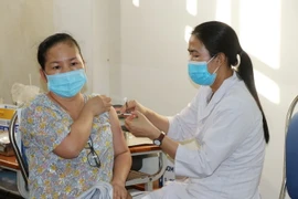 Người dân thành phố Nha Trang được tiêm mũi 3 vaccine phòng COVID-19 chiều 7/1 vừa qua. (Ảnh: Tiên Minh/TTXVN)