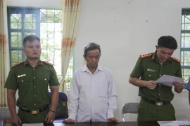 Cơ quan Cảnh sát điều tra Công an thành phố Điện Biên Phủ đọc lệnh bắt bị can Phạm Văn Sinh. (Ảnh: TTXVN phát)