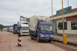 Các xe hàng được thông quan tại tại lối mở Cầu phao tạm Km3+4 Hải Yên-Cửa khẩu quốc tế Móng Cái. (Ảnh: TTXVN phát)