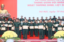 Đại tướng Phan Văn Giang, Bộ trưởng Quốc phòng; Đại tướng Lương Cường, Chủ nhiệm Tổng cục Chính trị Quân đội Nhân dân Việt Nam trao Bằng khen của Bộ trưởng Bộ Quốc phòng cho các cá nhân. (Ảnh: Trọng Đức/TTXVN)