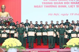 Đại tướng Phan Văn Giang, Bộ trưởng Quốc phòng; Đại tướng Lương Cường, Chủ nhiệm Tổng cục Chính trị Quân đội Nhân dân Việt Nam trao Bằng khen của Bộ trưởng Bộ Quốc phòng cho các cá nhân. (Ảnh: Trọng Đức/TTXVN)