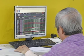 Khách hàng theo dõi thị trường chứng khoán tại Công ty Chứng khoán Bảo Việt thuộc Tập đoàn Bảo Việt. (Ảnh: Trần Việt/TTXVN)