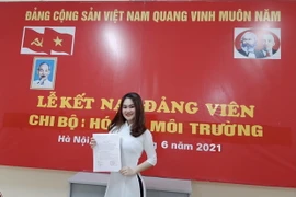 Sinh viên Vũ Thùy Linh khi được kết nạp Đảng. (Ảnh: TTXVN phát)