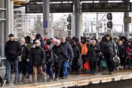 Người dân Ukraine sơ tán khỏi thủ đô Kiev ngày 5/3/2022. (Ảnh: AFP/TTXVN)