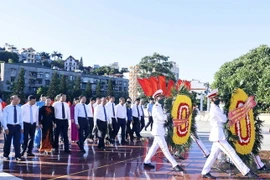 Chủ tịch nước Nguyễn Xuân Phúc dâng hương tại Đài tưởng niệm các Anh hùng liệt sỹ tỉnh Quảng Ninh. (Ảnh: Thống Nhất/TTXVN)