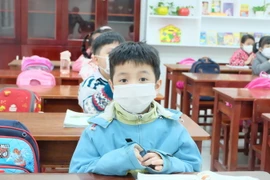 Học sinh nghiêm túc phòng, chống dịch. (Ảnh: Văn Dũng/TTXVN)