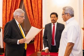 Ông Ranil Wickremesinghe (trái) tuyên thệ nhậm chức Thủ tướng Sri Lanka trước sự chứng kiến của Tổng thống Gotabaya Rajapaksa (phải) tại Dinh Tổng thống ở Colombo ngày 12/5/2022. (Ảnh: AFP/TTXVN)