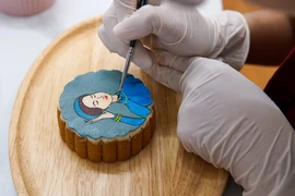 Cô gái 9x 'khoác' chiếc áo nghệ thuật cho bánh Trung Thu truyền thống