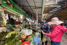 Giá rau tăng mạnh tại các chợ khiến người tiêu dùng không khỏi 'chóng mặt.' (Ảnh: Minh Hiếu/Vietnam+)