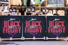 Hà Nội: Cửa hàng đồng loạt treo bảng khuyến mãi khủng dịp Black Friday