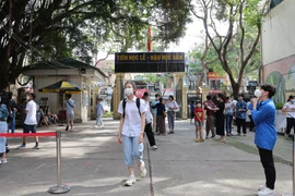 Cận cảnh thí sinh trong buổi làm thủ tục dự thi vào lớp 10 tại Hà Nội