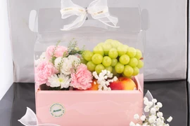 Giỏ hoa kèm trái cây vừa thiết thực lại bắt mắt hút khách dịp 8/3 năm nay. (Ảnh: PV/Vietnam+)