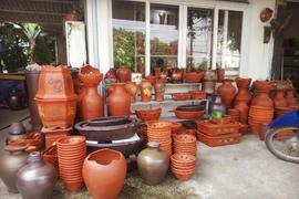 Những sản phẩm gốm mỹ nghệ của nghệ nhân làng nghề Quyết Thành. (Ảnh: PV/Vietnam+)