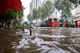 [Photo] Nước sông Nhuệ dâng cao, người dân Thủ đô khốn đốn vì ngập lụt