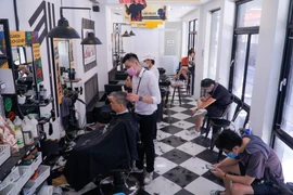 Hà Nội: Tiệm cắt tóc ‘hốt bạc’ ngày đầu nới lỏng giãn cách xã hội