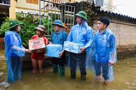 Nhiều phần quà ý nghĩa đã được tuổi trẻ Hà Nội gửi tới bà con vùng ngập tại 2 huyện Quốc Oai và Chương Mỹ. (Ảnh: PV/Vietnam+)