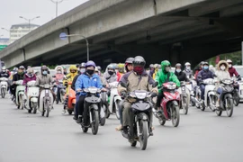 Người dân Hà Nội 'áo quần như nêm' trong ngày lạnh nhất từ đầu Đông