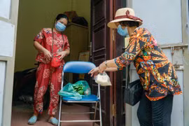 Đi chợ hộ giúp dân: Mô hình thiết thực trong dịp giãn cách xã hội 