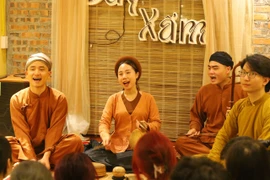 Nghệ thuật hát xẩm đang được một số bộ phận giới trẻ ngày càng yêu thích. (Ảnh: Tuấn Hùng/Vietnam+)