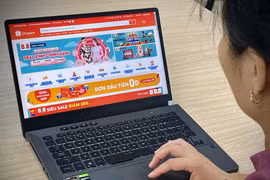 Các sàn thương mại điện tử tổ chức giảm giá nhiều sản phẩm nhân dịp ngày đôi 8/8. (Ảnh: Minh Hiếu/Vietnam+)
