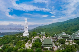 Chiêm ngưỡng ngôi chùa Linh Ứng tuyệt đẹp nằm trên bán đảo Sơn Trà