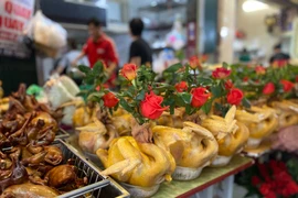 'Gà ngậm hoa hồng' giá nửa triệu đồng đắt hàng ngày Rằm tháng Giêng