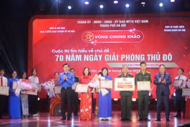 Đội thi “Tôi yêu Hà Nội” đoạt giải Nhất cuộc thi Tìm hiểu chủ đề "70 năm Ngày Giải phóng thủ đô". (Ảnh: PV/Vietnam+)