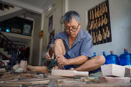 Người nghệ nhân gần nửa thế kỷ 'giữ lửa' nghề làm khuôn bánh Trung Thu
