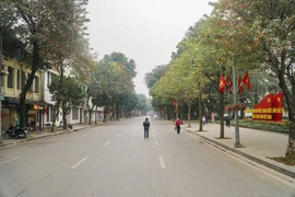 [Photo] COVID-19 khiến phố đi bộ Hồ Gươm vắng vẻ chiều cuối tuần