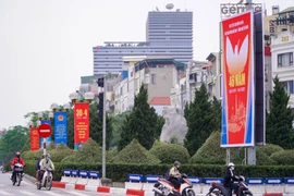 [Photo] Hà Nội khoác "tấm áo" rực rỡ chào mừng đại lễ 30/4