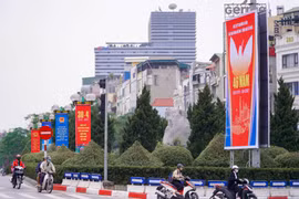 [Photo] Hà Nội khoác "tấm áo" rực rỡ chào mừng đại lễ 30/4