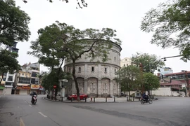 Không khí yên bình phố phường Hà Nội sáng mùng 1 Tết Tân Sửu 