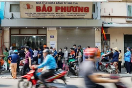 Người dân Thủ đô rồng rắn xếp hàng mua bánh Trung Thu truyền thống 