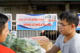 Những gói hàng ân tình gửi tới người dân nơi 'rốn lũ' miền Trung