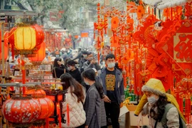 Hà Nội: Phố Hàng Mã rực rỡ sắc đỏ những ngày cận Tết Nguyên đán 
