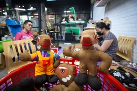 Cận cảnh xưởng sản xuất thú nhồi bông Sao La - biểu tượng SEA Games 31