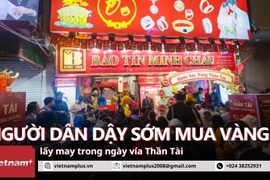 Người dân dậy sớm, xếp hàng mua vàng lấy may trong ngày vía Thần Tài 