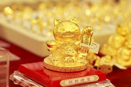 [Photo] Các sản phẩm vàng linh vật mèo thu hút trong ngày vía Thần Tài