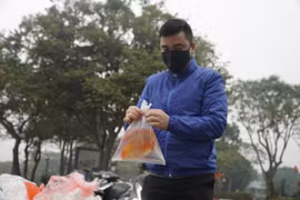 [Photo] Người dân Thủ đô thả cá chép tiễn ông Táo về trời 