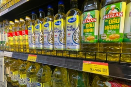 Dầu ăn đang giảm tới hơn 25% so với thời điểm tăng "phi mã." (Ảnh: Minh Hiếu/Vietnam+)