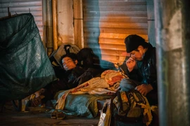 Hà Nội: Người lao động co ro mưu sinh xuyên đêm trong giá rét