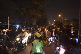 Người dân Thủ đô đổ về công viên Thống Nhất xem pháo hoa đêm giao thừa