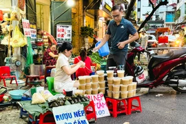 Người dân đi chợ sớm mua đồ cúng cho dịp Tết Đoan Ngọ. (Ảnh: Minh Hiếu/Vietnam+)