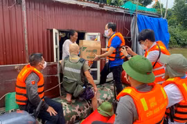 Hà Nội: Những gói quà ý nghĩa gửi người dân làng chài mùa dịch