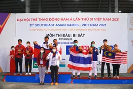 Lễ trao huy chương bộ môn bi sắt SEA Games ở nội dung đôi hỗn hợp, bộ ba hỗn hợp nam nữ. (Ảnh: Minh Hiếu/Vietnam+)